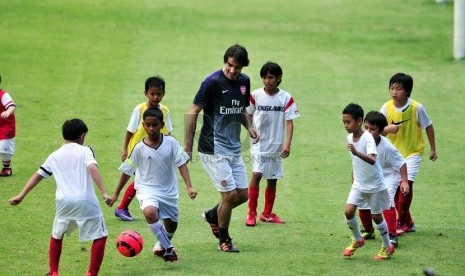 Mantan pesepak bola Arsenal, Robert Pires, memberikan pelatihan sepakbola kepada anak-anak di Stadion Gelora Bung Karno, Jakarta, Kamis (28/2).  (Republika/Edwin Dwi Putranto)