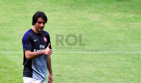 Mantan pesepak bola Arsenal, Robert Pires, memberikan pelatihan sepakbola kepada anak-anak di Stadion Gelora Bung Karno, Jakarta, Kamis (28/2).  (Republika/Edwin Dwi Putranto)