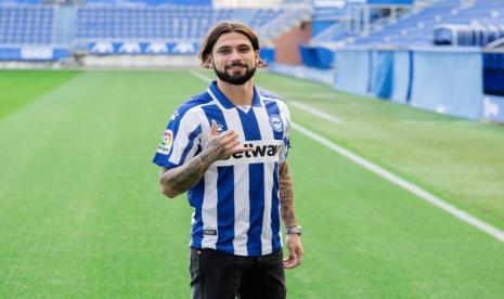 Mantan pesepakbola Spanyol Jota Peleteiro, yang pernah bermain untuk Alaves, Brentford dan Aston Villa, telah memeluk agama Islam. 