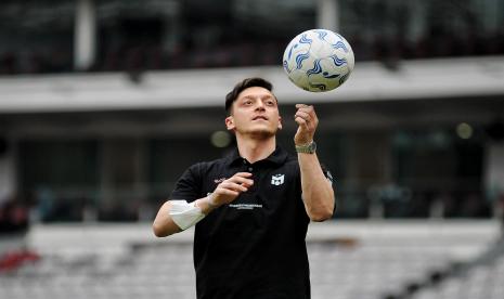 Mantan pesepa kbola timnas Jerman Mesut Oezil saat memberikan coaching clinic di Stadion Utama Gelora Bung Karno (SUGBK), Jakarta, Kamis (26/5/2022).