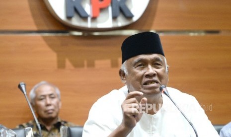 Mantan Pimpinan KPK Taufiequrachman Ruki memberi keterangan pers di gedung KPK, Jakarta, Jumat (7/7). 