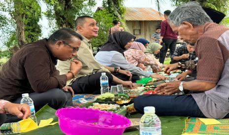 Mantan  Pj. Bupati Muaro Jambi, Bachyuni Deliansyah (dua kiri) saat makan siang bersama warga Lorong Rambutan, Desa Danau Kedap, Muaro Jambi.