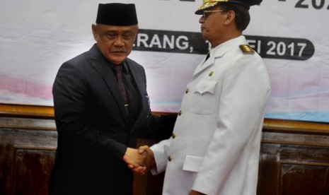 Mantan Pj Gubernur Banten Nata Irawan (kiri) menyalami Gubernur terpilih Wahidin Halim (kanan) saat Upacara Serah Terima Jabatan di Serang, Senin (15/5). 