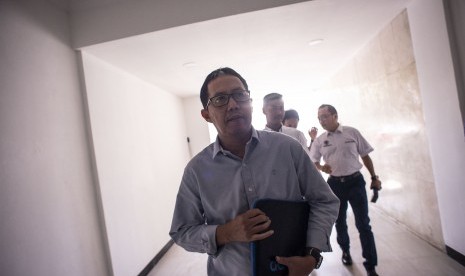 Mantan Plt Ketua Umum PSSI Joko Driyono (kiri) berjalan menuju ruang pemeriksaan di Ditreskrimum Polda Metro Jaya, Jakarta, Senin (25/3/2019).