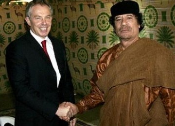 Mantan PM Inggris, Tony Blair saat berkunjung ke tenda pribadi Moammar Qaddafi pada 2004 silam.