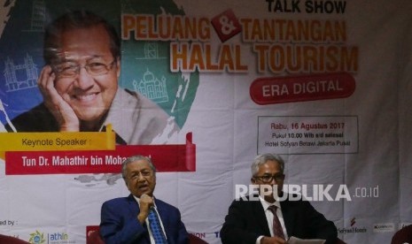 Mantan PM Malaysia Mahathir bin Muhammad menyampaikan materi pada sebuah talkshow bertema “Peluang dan Tantangan Halal Tourism” di Jakarta, Rabu (16/8).