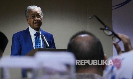 Mantan PM Malaysia Mahathir bin Muhammad menyampaikan materi pada sebuah talkshow bertema “Peluang dan Tantangan Halal Tourism” di Jakarta, Rabu (16/8).