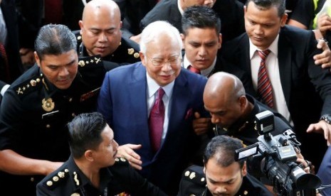 Mantan PM Malaysia, Najib Razak tiba di pengadilan untuk mendengarkan dakwaan dari jaksa dalam skandal kasus 1MDB, Rabu (4/7).