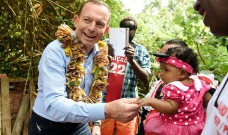 Mantan PM Tony Abbott saat berkunjung ke permukiman aborigin dan warga pribumi lainnya di Selat Torres. 