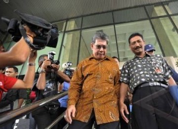 Mantan Presdir PT Atelindo Karyamandiri George Kumaat (mengenakan batik) usai menjalani sidang kasus korupsi.