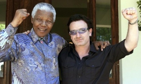 Former South African President Nelson Mandela (left) and Irish rock star Bono pose together after meeting at Mandela's residence at Houghton in Johannesburg, in this May 25, 2002. 