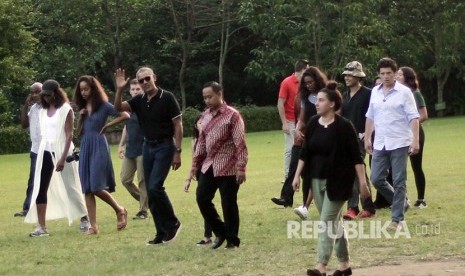 Former president of the United States, Barack Obama, and his family visit Borobudur temple, Magelang, Central Java, Wednesday (June 28). 