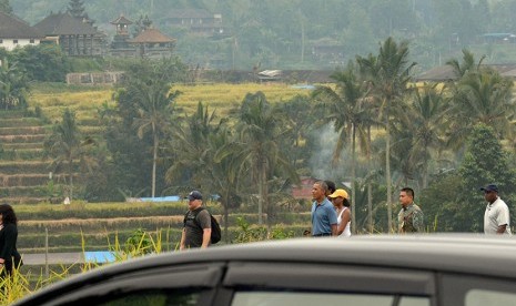 Mantan Presiden Amerika Serikat Barack Obama (ketiga kiri) berjalan bersama keluarga saat berkunjung ke objek wisata Jatiluwih, Tabanan, Bali, Ahad (25/6).