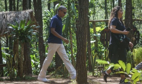 Mantan Presiden Amerika Serikat Barack Obama (kiri) mengunjungi obyek wisata alam Pucak Becici di Dlingo, Bantul, DI Yogyakarta, Kamis (29/6).