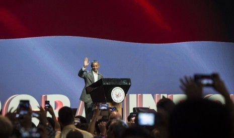 Mantan Presiden Amerika Serikat Barack Obama melambaikan tangan saat akan memberi sambutan pada acara Kongres Diaspora Indonesia ke-4 di Jakarta, Sabtu (1/7). 