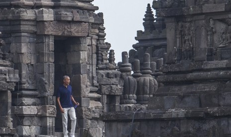 Mantan Presiden Amerika Serikat Barack Obama mengunjungi Candi Prambanan di Sleman, Daerah Istimewa Yogyakarta, Kamis (29/6).