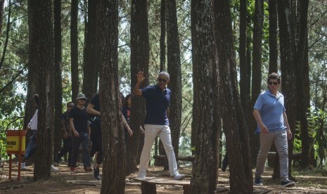 Mantan Presiden Amerika Serikat Barack Obama (tengah) mengunjungi obyek wisata alam Pucak Becici di Dlingo, Bantul, DI Yogyakarta, Kamis (29/6).