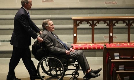 Mantan Presiden AS George W Bush dan George HW Bush (berkursi roda), tiba di Gereja Episkopal St Martin untuk layanan pemakaman mantan ibu negara Barbara Bush di Houston. Foto diambil pada April 2018.