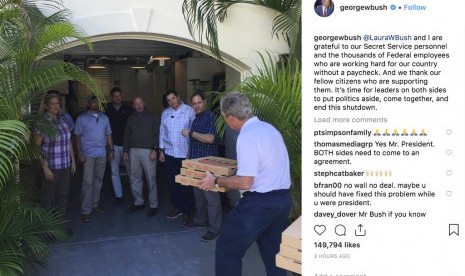 Mantan Presiden AS George W Bush memberikan piza kepada staf Secret Service.