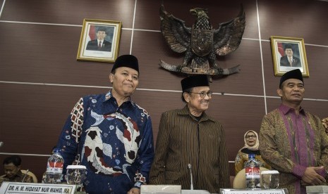 Mantan Presiden B.J Habibie (tengah) didampingi Menteri Pendidikan dan Kebudayaan Muhadjir Effendy (kanan) dan Wakil Ketua MPR Hidayat Nur Wahid (kiri) menghadiri rapat Pleno Lembaga Kajian MPR di ruang GBHN, Kompleks Parlemen Senayan, Jakarta, Selasa (22/8). 