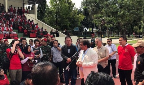  Mantan presiden Barcelona, Juan Laporta memberikan sambutan pada peluncuran PS TNI di stadion Atang Soetrisna, Ahad (2/4).