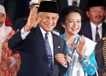 Mantan Presiden BJ Habibie dan istrinya mendiang Ainun