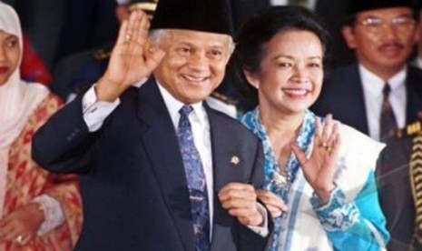 Mantan Presiden BJ Habibie dan istrinya mendiang Ainun