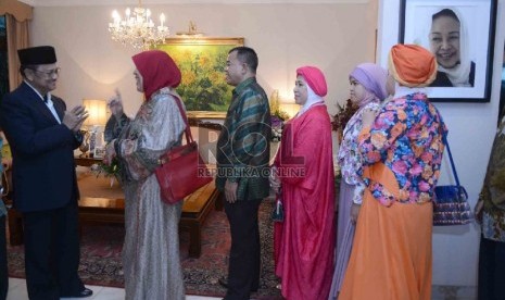 Mantan Presiden BJ Habibie menerima kunjungan kerabat dalam silaturahim Lebaran di kediamannya, beberapa waktu lalu.