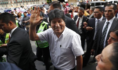 Mantan presiden Bolivia Evo Morales datang untuk bertemu Wali Kota Mexico City Claudia Sheinbaum di Mexico City, Meksiko.