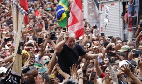 Mantan presiden Brasil Luiz Inacio Lula da Silva dibopong pendukungnya di markas Serikat Pekerja Logam di Sao Bernardo do Campo, Brasil, Sabtu (9/11).