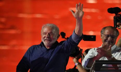 Mantan Presiden Brasil Luiz Inacio Lula melambai kepada para pendukung yang berkumpul di Paulista Av. setelah dia mengalahkan petahana Jair Bolsonaro dalam pemilihan presiden putaran kedua untuk menjadi presiden negara berikutnya, di Sao Paulo, Brasil, Minggu, 30 Oktober 2022. Di sebelah kanan adalah pasangannya Geraldo Alckmin.