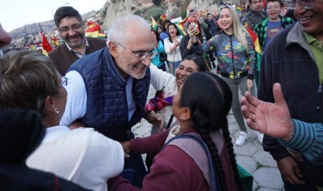 Mantan presiden dan kandidat presiden Bolivia 2019 Carlos Mesa (tengah) menyapa pendukungnya saat kampanye di La Paz, Bolivia, Senin (28/10).