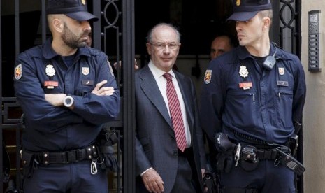 Mantan presiden Dana Moneter Internasional (IMF) Rodrigo Rato (tengah) di Madrid, Spanyol.