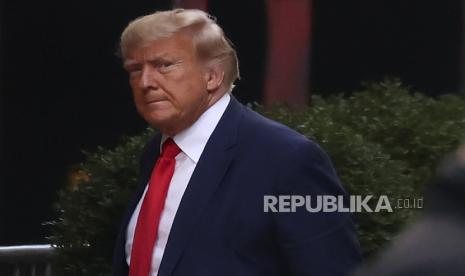 Mantan Presiden Donald Trump tiba di Trump Tower, Senin (3/4/2023). di New York. Trump tiba di New York pada hari Senin untuk pemesanan dan dakwaan yang diharapkan pada hari berikutnya atas tuduhan yang timbul dari pembayaran uang suap selama kampanye 2016-nya.