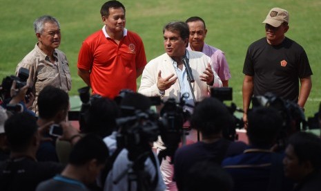 Mantan Presiden FC Barcelona Joan Laporta (tengah) memberikan keterangan disaksikan Panglima TNI Jenderal Gatot Nurmantyo (kanan), KASAD Jenderal Mulyono (kedua kanan), Founder Artha Graha Tomy Winata (kiri) dan Pengurus PS TNI Theo (kedua kiri) usai melihat latihan PS TNI di Lapangan Atang Sutresna, Komplek Kopassus, Cijantung, Jakarta, Ahad (2/4). 