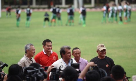 Mantan Presiden FC Barcelona Joan Laporta (tengah) memberikan keterangan disaksikan Panglima TNI Jenderal Gatot Nurmantyo (kanan), KASAD Jenderal Mulyono (kedua kanan), Founder Artha Graha Tomy Winata (kiri) dan Pengurus PS TNI Theo (kedua kiri) usai melihat latihan PS TNI di Lapangan Atang Sutresna, Komplek Kopassus, Cijantung, Jakarta, Ahad (2/4). 