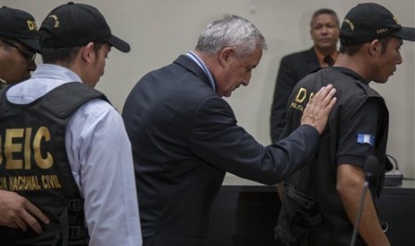 Mantan Presiden Guatemala Otto Perez Molina digiring polisi ke dalam penjara atas tuduhan korupsi, Kamis (3/9).