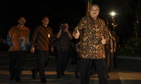 Mantan Presiden Indonesia Susilo Bambang Yudhoyono menyapa wartawan saat menghadiri pagelaran wayang orang di Taman Ismail Marzuki, Jakarta, Minggu (2/10).