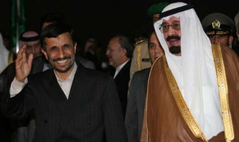 Mantan presiden Iran Mahmud Ahmadinejad dan Raja Arab Saudi Abdullah bin Abdulaziz.