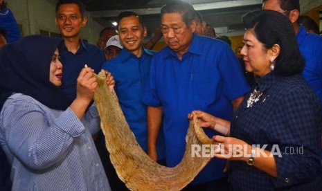 Presiden ke-6 RI sekaligus Ketua Umum Partai Demokrat Susilo Bambang Yudhoyono (kedua kanan) didampingi Ibu Ani Yudhoyono (kanan) Ketua Komando Satuan Tugas Bersama (Kogasma) Partai Demokrat Agus Harimurti Yudhoyono (kiri) dan Ketua Fraksi Demokrat Edhie Baskoro Yudhoyono (kedua kiri).