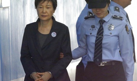 Mantan presiden Korea Selatan Park Geun-hye (kiri) saat menghadiri sidang di Pengadilan Distrik Pusat Seoul, 10 Oktober 2017.