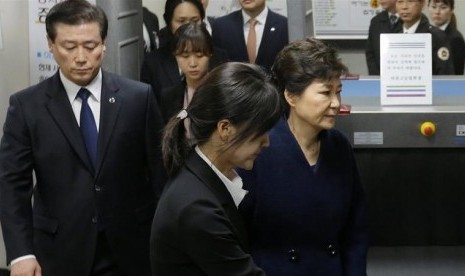 Mantan presiden Korea Selatan Park Geun-hye Park menghadiri persidangan di Pengadilan Distrik Pusat Seoul, Jumat (30/3).