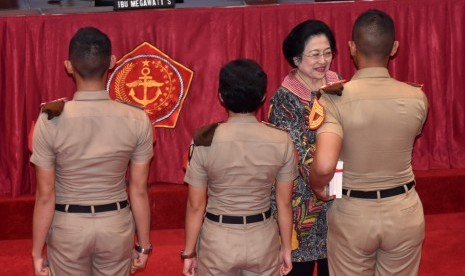 Mantan Presiden Megawati Soekarnoputri (kedua kanan) memberikan cinderamata buku kepada perwakilan calon perwira TNI saat menghadiri acara pembekalan calon Perwira Remaja di Mabes TNI, Jakarta, Jumat (21/7).