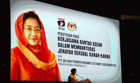 Mantan Presiden Megawati Soekarnoputri menyampaikan pendapatnya saat menjadi pembicara pada Seminar Kriminalitas Seksual Kanak-Kanak Tingkat Internasional di Putra World Trade Center (PWTC), Kuala Lumpur, Selasa (14/3). 