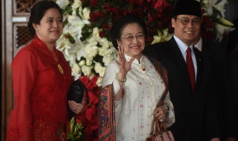 Megawati Sukarnoputri (tengah) bersama Puan Maharani (kiri) dan Ahmad Basarah.