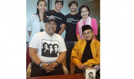 Mantan Presiden RI BJ Habibie usai menonton film Warkop DKI Reborn: Jangkrik Bos Part 1