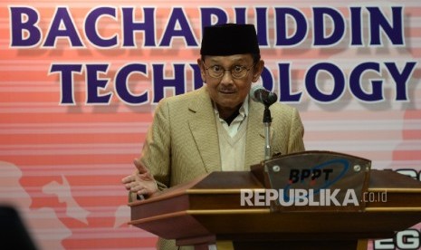 Mantan Presiden RI ke-3 BJ Habibie memberikan paparan saat acara penganugerahan Bacharuddin Jusuf Habibie Technology Award (BJHTA) 2016 di Kediaman BJ Habibie, Jakarta, Kamis (18/8).