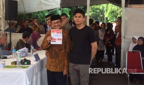 Mantan Presiden RI ke-3 BJ Habibie mencoblos di TPS 05 Kuningan Timur RT 04/05 Kuningan, Jakarta Selatan, Rabu (19/4). Habibie datang bersama cucunya M Pasha NF Habibie ke TPS tersebut.