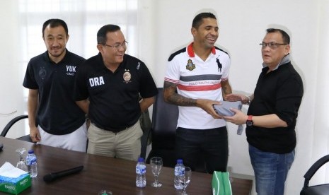 Mantan Presiden Sriwijaya FC Dodi Reza Alex didampingi Asisten Manajer Achmad Haris bersama kapten Yu Hyun Koo dan Alberto Goncalves, Ahad Ahad (2/11) menyerahkan bonus bagi Sriwijaya FC setelah sukses menaklukan Mitra Kukar 3 – 1 pada laga pekan 33 Liga 1 Indonesia di stadion Gelora Sriwijaya. 