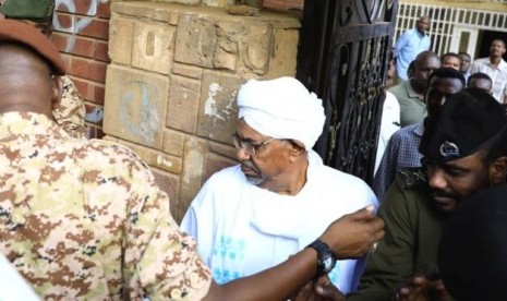 Mantan presiden Sudan Omar al-Bashir terlihat pertama kali di publik sejak kudeta penggulingan dirinya April lalu, Ahad (16/6).